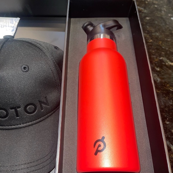 Peloton COMPANY HAT & BOTTLE GIFT SET! - Picture 2 of 6